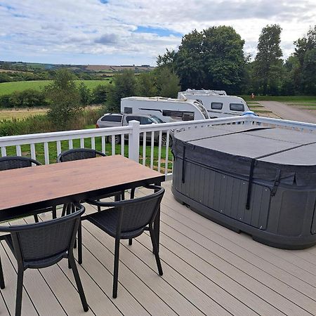 Our Kingfisher 34-4 Persons With Private Hot Tub-Pet Friendly-Tranquil Holiday Away From It All Yet Not Far From St Austell- The Holiday Home Has Two Bedrooms, Living And Dining Area, Equipped Kitchen-Decking-Outdoor Furniture-Fishing Lakes-Perfect Grampound ภายนอก รูปภาพ
