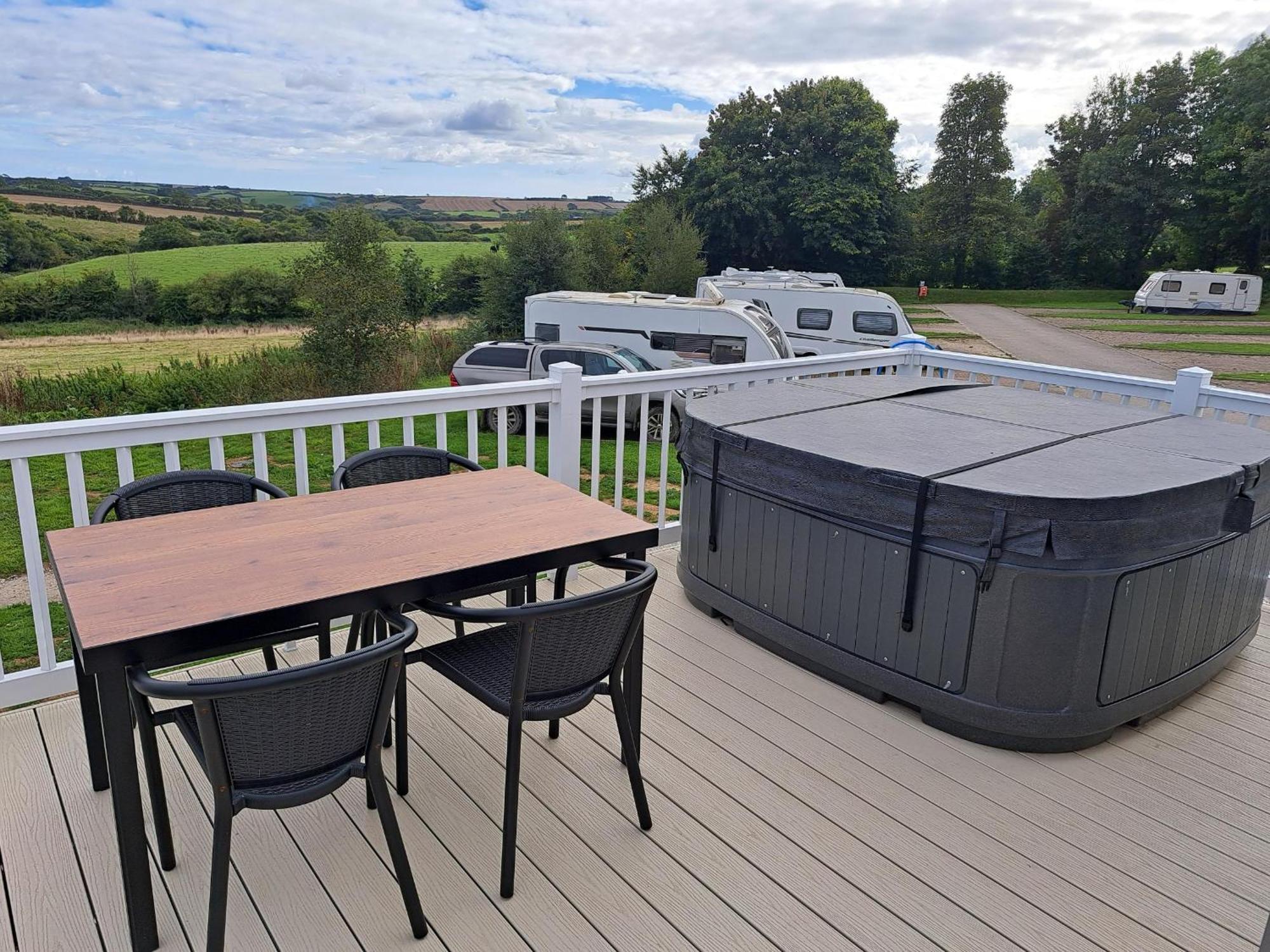 Our Kingfisher 34-4 Persons With Private Hot Tub-Pet Friendly-Tranquil Holiday Away From It All Yet Not Far From St Austell- The Holiday Home Has Two Bedrooms, Living And Dining Area, Equipped Kitchen-Decking-Outdoor Furniture-Fishing Lakes-Perfect Grampound ภายนอก รูปภาพ