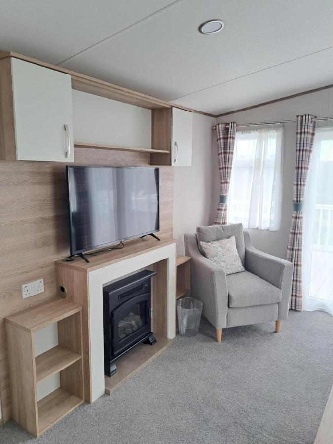 Our Kingfisher 34-4 Persons With Private Hot Tub-Pet Friendly-Tranquil Holiday Away From It All Yet Not Far From St Austell- The Holiday Home Has Two Bedrooms, Living And Dining Area, Equipped Kitchen-Decking-Outdoor Furniture-Fishing Lakes-Perfect Grampound ภายนอก รูปภาพ