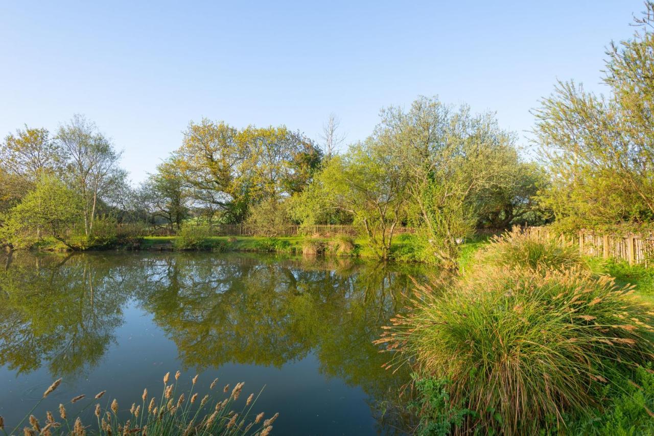 Our Kingfisher 34-4 Persons With Private Hot Tub-Pet Friendly-Tranquil Holiday Away From It All Yet Not Far From St Austell- The Holiday Home Has Two Bedrooms, Living And Dining Area, Equipped Kitchen-Decking-Outdoor Furniture-Fishing Lakes-Perfect Grampound ภายนอก รูปภาพ