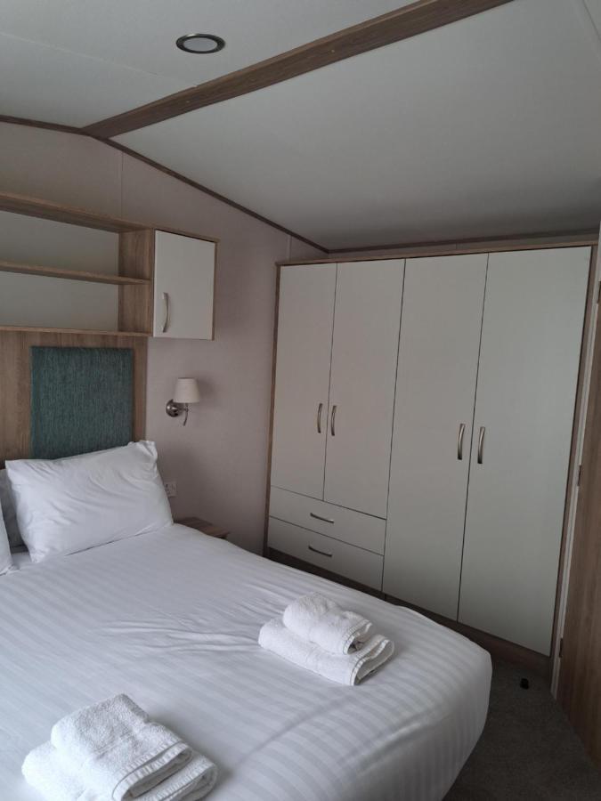 Our Kingfisher 34-4 Persons With Private Hot Tub-Pet Friendly-Tranquil Holiday Away From It All Yet Not Far From St Austell- The Holiday Home Has Two Bedrooms, Living And Dining Area, Equipped Kitchen-Decking-Outdoor Furniture-Fishing Lakes-Perfect Grampound ภายนอก รูปภาพ
