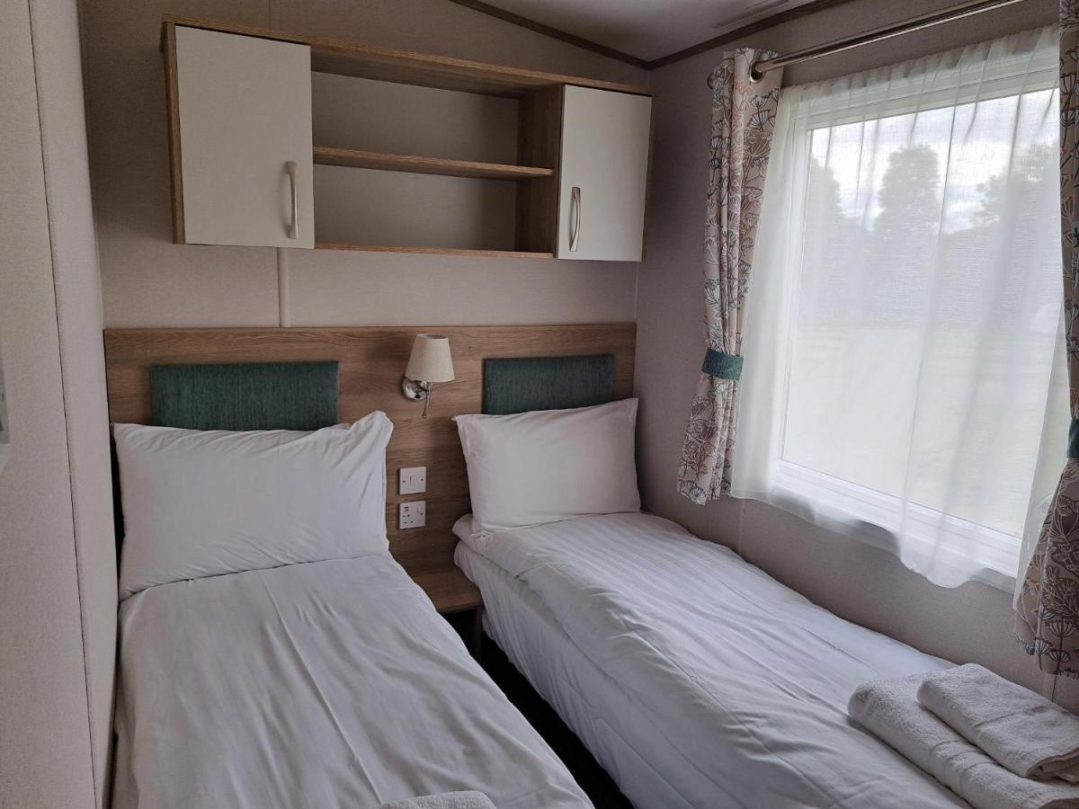 Our Kingfisher 34-4 Persons With Private Hot Tub-Pet Friendly-Tranquil Holiday Away From It All Yet Not Far From St Austell- The Holiday Home Has Two Bedrooms, Living And Dining Area, Equipped Kitchen-Decking-Outdoor Furniture-Fishing Lakes-Perfect Grampound ภายนอก รูปภาพ