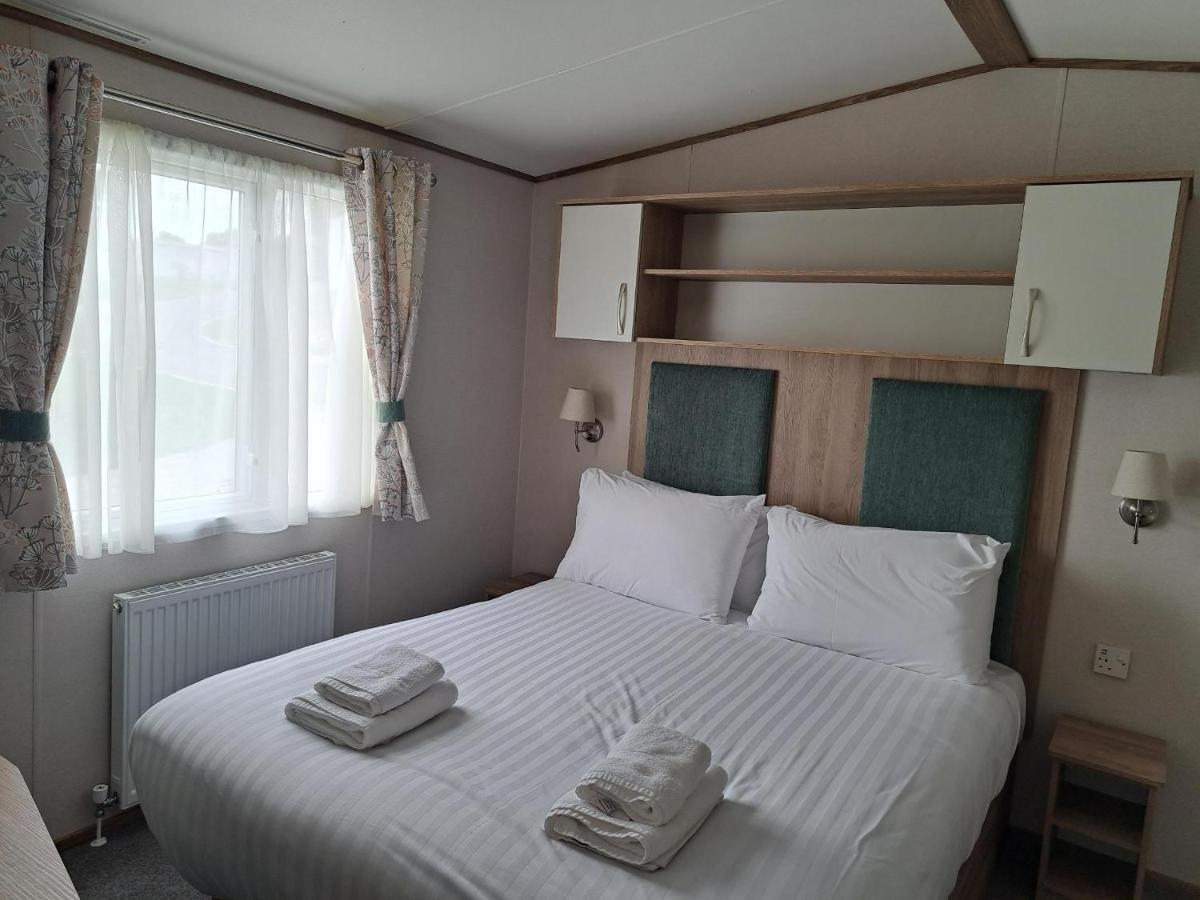 Our Kingfisher 34-4 Persons With Private Hot Tub-Pet Friendly-Tranquil Holiday Away From It All Yet Not Far From St Austell- The Holiday Home Has Two Bedrooms, Living And Dining Area, Equipped Kitchen-Decking-Outdoor Furniture-Fishing Lakes-Perfect Grampound ภายนอก รูปภาพ